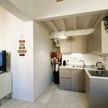 White Iris Apartment *